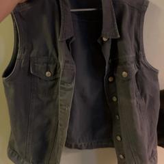 Mellény grey denim, amint azt KABUL à GoGo / Teatro az iLost segítségével jelentette.