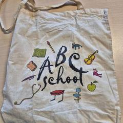 حقيبة كتان met nieuwe spullen، كما تم الإبلاغ عنه بواسطة Connexxion Zeeland عبر iLost