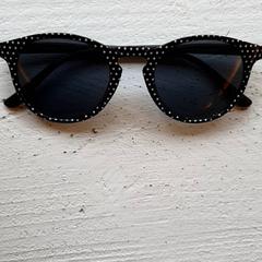 Sunglasses Zwart montuur met witte stippen, as reported by DierenPark Amersfoort using iLost
