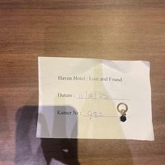 Colar & Joia goude / zwarte charm, como reportado por DoubleTree by Hilton Rotterdam Centre utilizando o iLost