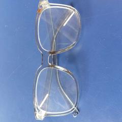 Lunettes de vue transparente, a été signalé par IKEA Rennes - Pacé utilisant iLost