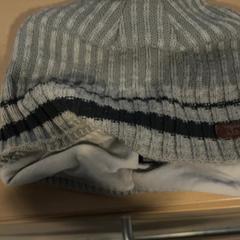 Bonnet Grijs / wit, a été signalé par Jaarbeurs utilisant iLost