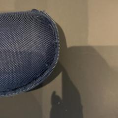 Portaocchiali con occhiali Blauw, come riportato da Rotterdam Ahoy utilizzando iLost