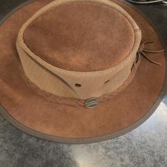 Klobúk, ako bolo nahlásené Rotterdam The Hague Airport pomocou iLost