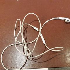 Auriculars blancs, segons ha informat TCL mitjançant iLost