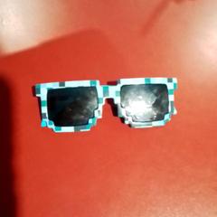 Eguzkitako betaurrekoak, gisa salatu by Apenheul iLost erabiliz