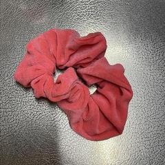 Scrunchie Rosa, velvet, amint azt IKEA Slependen az iLost segítségével jelentette.