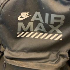 Mochila zwart, ha sido reportado por Eindhoven Airport con iLost