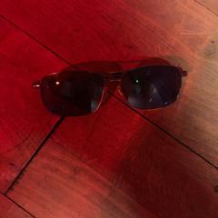 Des lunettes de soleil, a été signalé par KABUL à GoGo / Teatro utilisant iLost