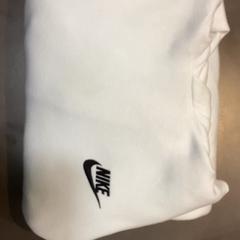 Kapucni White Nike, amint azt MEININGER Hotel Vienna Downtown Sissi az iLost segítségével jelentette.