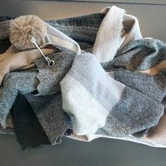 衣類 - Sjaal がiLostで Centraal magazijn によって報告されました