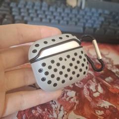 airpods case in gray and black rubber case, iLost에 보고됨