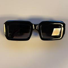 Occhiali da sole Zwart, come riportato da Pathé Schiedam utilizzando iLost