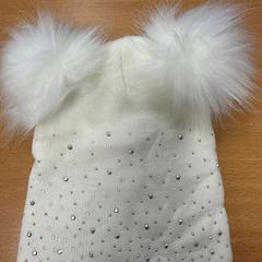 Gorro wit met diamandjes, ha sido reportado por VITAZ campus Sint-Niklaas con iLost