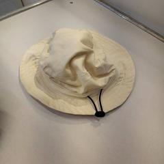 Hoed Bob beige, zoals gemeld door IKEA Paris - Rivoli met iLost