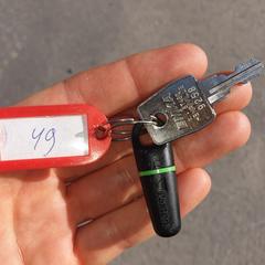 Sleutel met rood label 49 en zwart ding, as reported to iLost