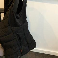 Gilet matelassé Zwart met capuchon, a été signalé par Gemeente Weert utilisant iLost