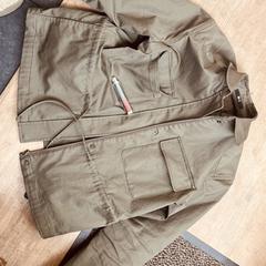 Groen jasje van uniqlo, amint azt az iLostnak jelentették.