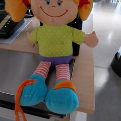 Peluche Petite fille, como reportado por IKEA Mulhouse utilizando o iLost