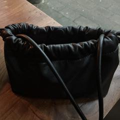 Zwart schoudertasje, som rapporterats till iLost