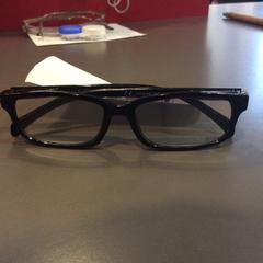 Black glasses, ha sido reportado por MEININGER Hotel Berlin "Mitte" Humboldthaus con iLost