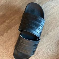 Sabatilles Black, segons ha informat Vienna House Easy by Wyndham Amsterdam Airport mitjançant iLost