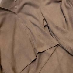 Ruházat Beige, Tshirt and Trousers, amint azt Leonardo Royal Hotel Amsterdam az iLost segítségével jelentette.