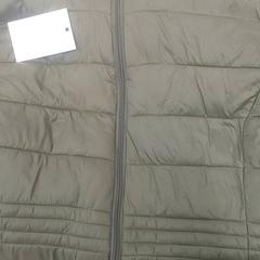 Kleding - Jas donkergroen, ha sido reportado por Centraal magazijn con iLost