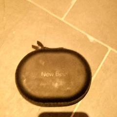 Caixa New bee, segons ha informat Pathé Nijmegen mitjançant iLost