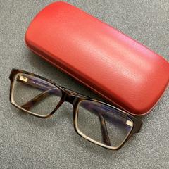 Etui à lunettes avec lunettes, a été signalé par Schönbrunn "Group Center" utilisant iLost