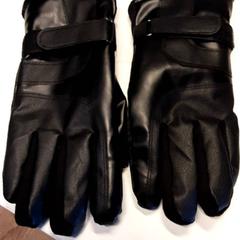 Gloves, as reported by Qbuzz ZHN using iLost