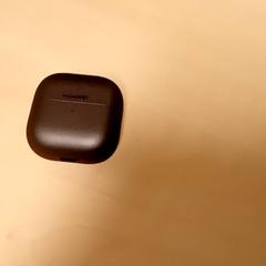 Auricular Black, segons ha informat Mövenpick Hotel Amsterdam City Centre mitjançant iLost