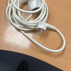 Adapter, zgłoszono przez Sheraton Brussels Airport Hotel przy użyciu iLost