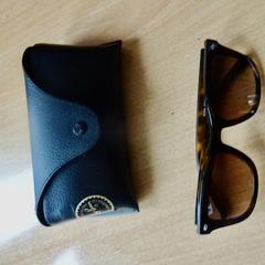 Zonnebril in etui (Ray-Ban), amint azt az iLostnak jelentették.