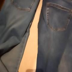 بنطلون جينز، كما تم الإبلاغ عنه بواسطة Leonardo Royal Hotel Amsterdam عبر iLost