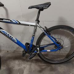 Mountainbike  blauw merk Syntax jan, amint azt az iLostnak jelentették.