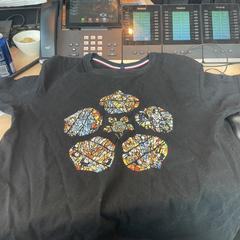 T-shirt Zwart met Bloem op de voorkant, gisa salatu by Haven Hotel Rotterdam iLost erabiliz