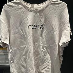 T-shirt white, rapporterat av The Dominican med iLost