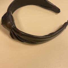 Haarband Zwart met knot, gemeldet von Pathé Schiedam über iLost