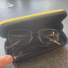 Bril in gele brillen hoes van polaroid がiLostに報告されました