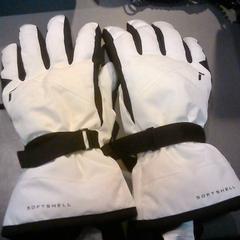 Kesztyű, amint azt SnowWorld Landgraaf az iLost segítségével jelentette.