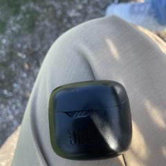 Black jbl airpods, iLost에 보고됨