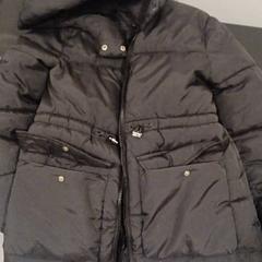 Abrigo negro, ha sido reportado por RÍO Shopping - Valladolid con iLost