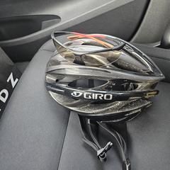 Fietshelm en bril, segons s'ha informat a iLost