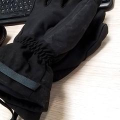 Gloves, as reported by Qbuzz Fryslân using iLost