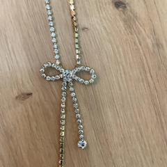 Nyaklánc, amint azt MEININGER Hotel Köln West az iLost segítségével jelentette.