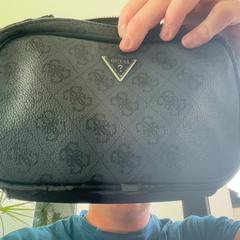 Zacskó Guess leder, amint azt Regio Limburg - Leuven az iLost segítségével jelentette.