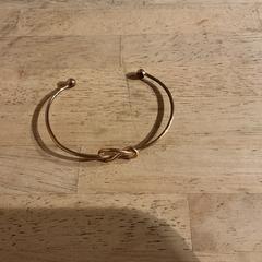 Pulseira Roze goud met knoop, como reportado por W1 - DreamVille utilizando o iLost