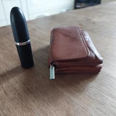 Lipstick en portemonnee, segons s'ha informat a iLost