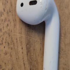Airpod 2 (rechts), iLost'a bildirildiği gibi